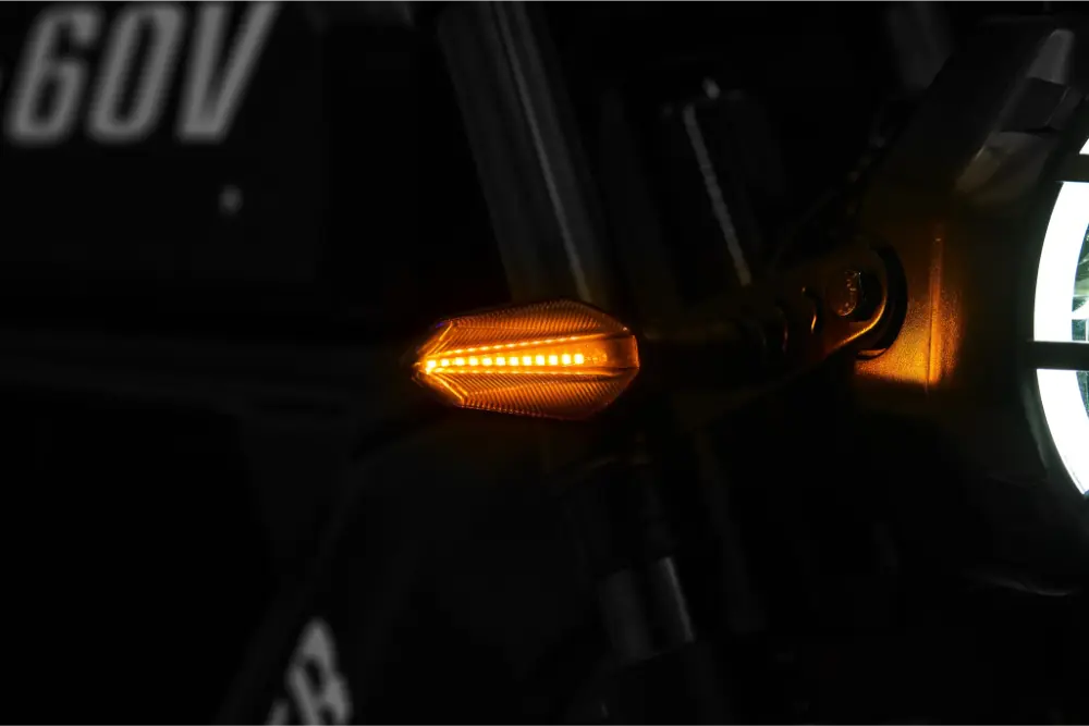 Amber LED light on a vehicle in low light conditions #Version_Cafe Racer